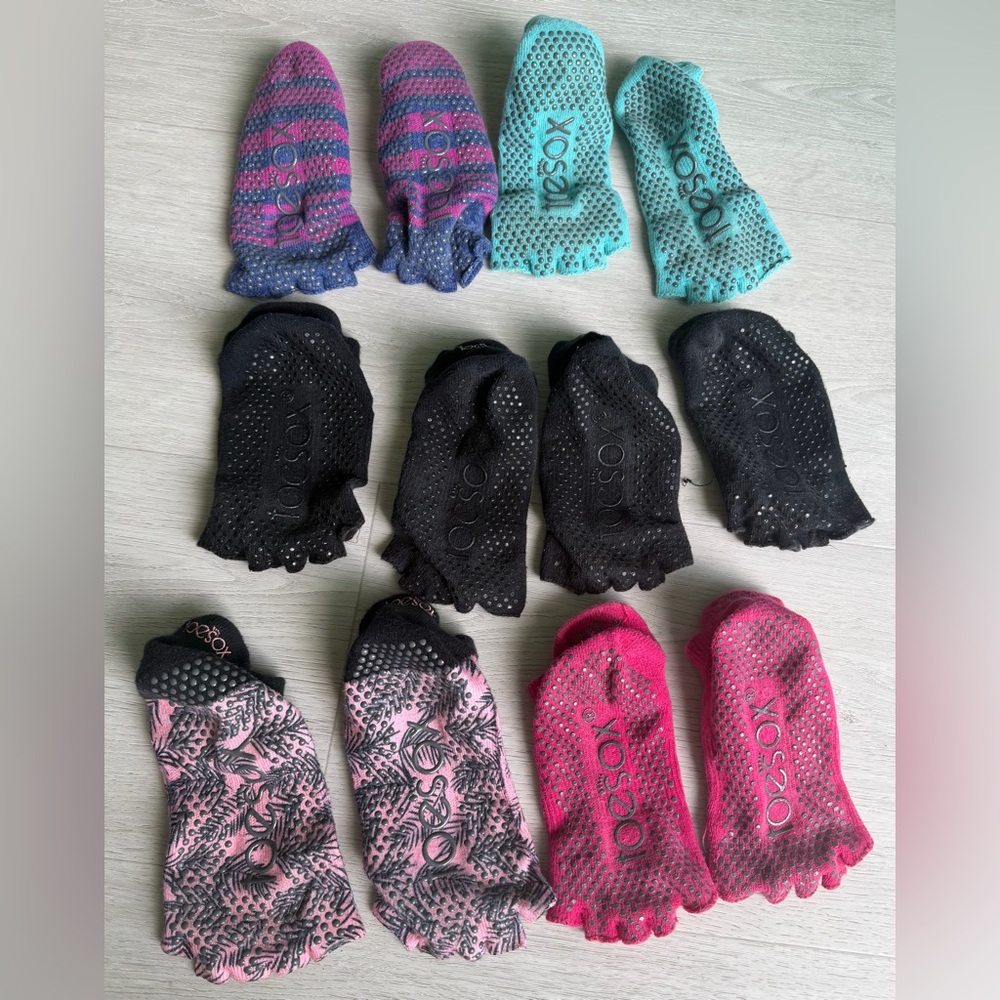 toesox 6 pairs No-Show Grip Socks - Teal, Black, Hot Pink, Patterned Pink